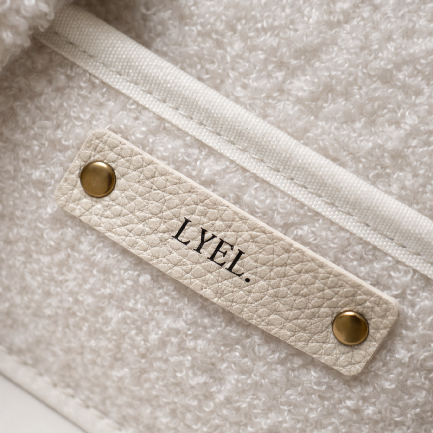 Nahaufnahme des LYEL. Labels an der Vorderseite des Wochenbett-Organizers