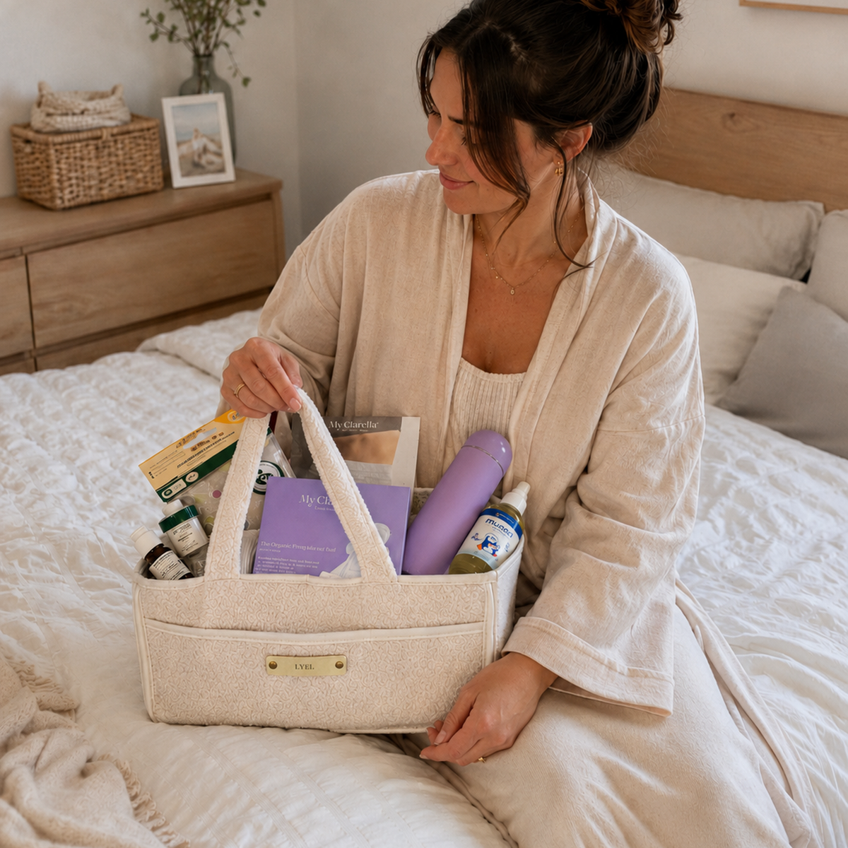 Frau hält den befüllten LYEL. Wochenbett-Organizer für Pflegeprodukte und Baby-Essentials